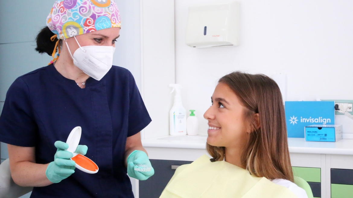 Ortodonzia con allineatori trasparenti invisibili